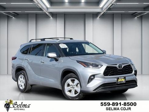 Used 2021 Toyota Highlander LE FWD image 1