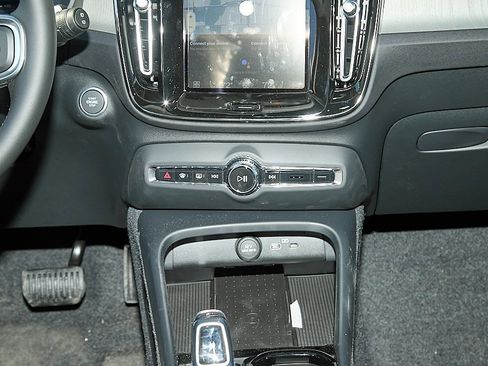 New 2026 Volvo XC40 B5 Plus w/ Climate Package image 27