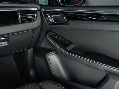 Certified 2026 Porsche Macan AWD/4WD image 30