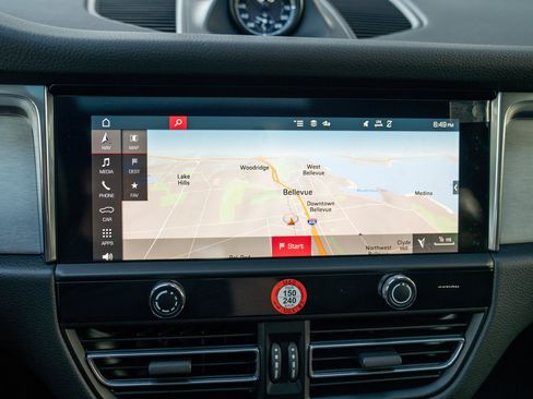 Certified 2026 Porsche Macan AWD/4WD image 18
