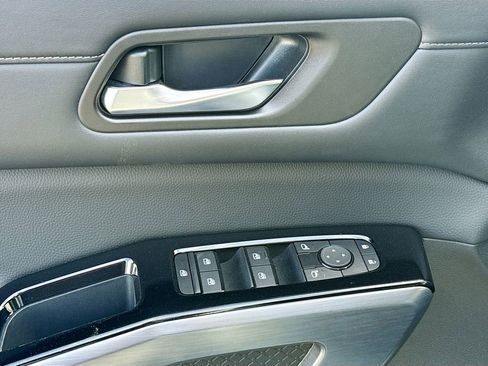 Used 2024 Nissan Pathfinder SL FWD image 18