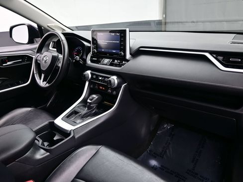 Used 2020 Toyota RAV4 XLE Premium FWD image 14