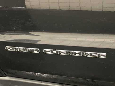 Used 2019 Jeep Grand Cherokee Laredo AWD/4WD image 23