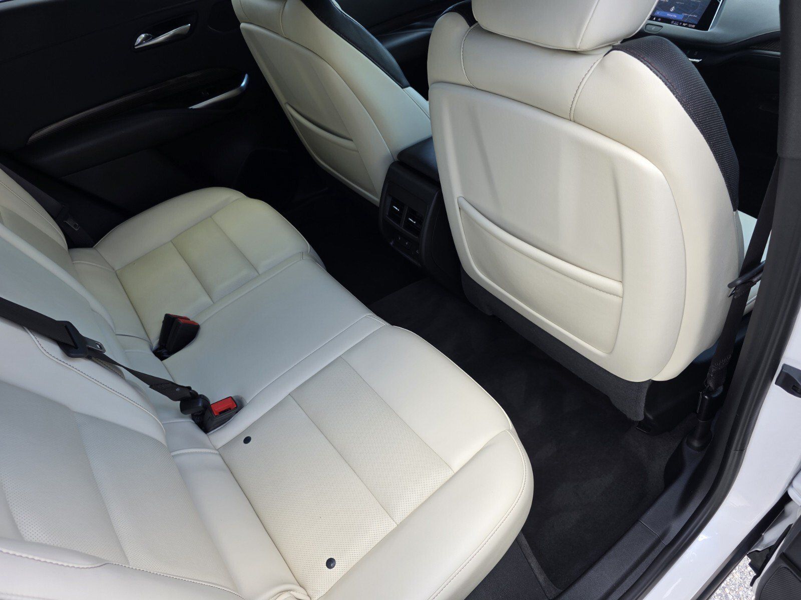 Used 2022 Cadillac XT4 Sport w/ LPO, ONYX Package FWD image 27