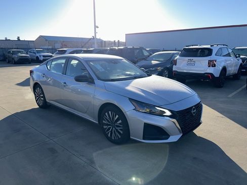 Used 2024 Nissan Altima 2.5 SV image 4