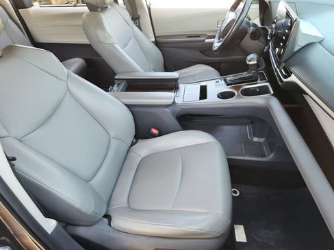 Used 2021 Toyota Sienna XLE FWD image 12