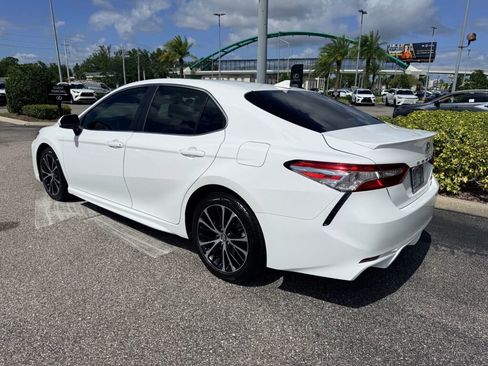 Used 2020 Toyota Camry SE image 2