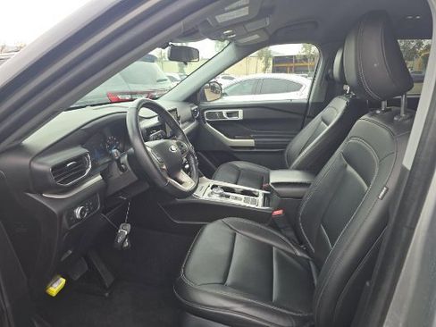 Used 2022 Ford Explorer XLT w/ Equipment Group 202A image 7