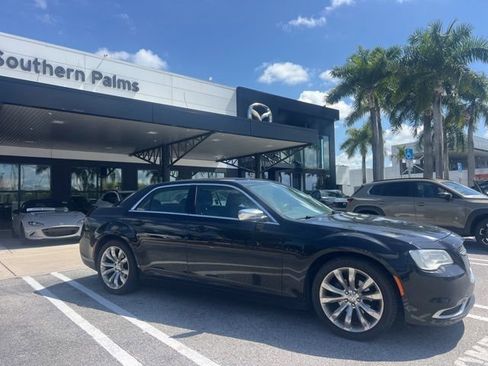 Used 2019 Chrysler 300 Touring w/ Chrome Appearance Package RWD image 6