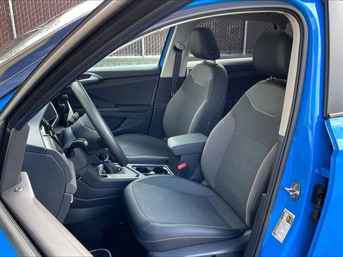 Certified 2025 Volkswagen Taos SE image 24