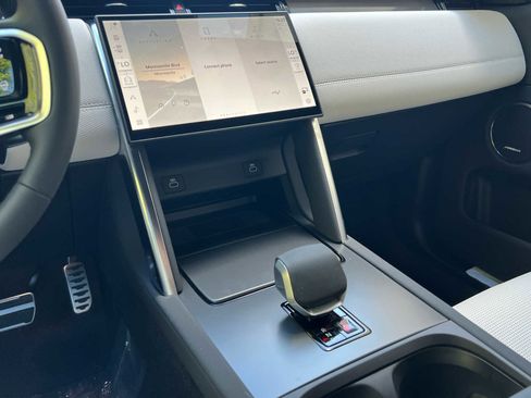 Used 2025 Land Rover Discovery Sport Dynamic SE image 9