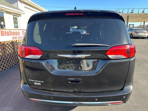 Used 2019 Chrysler Pacifica Touring-L image 13