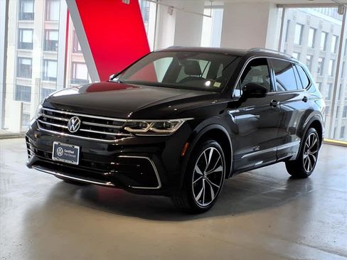 Certified 2023 Volkswagen Tiguan SEL R-Line image 1