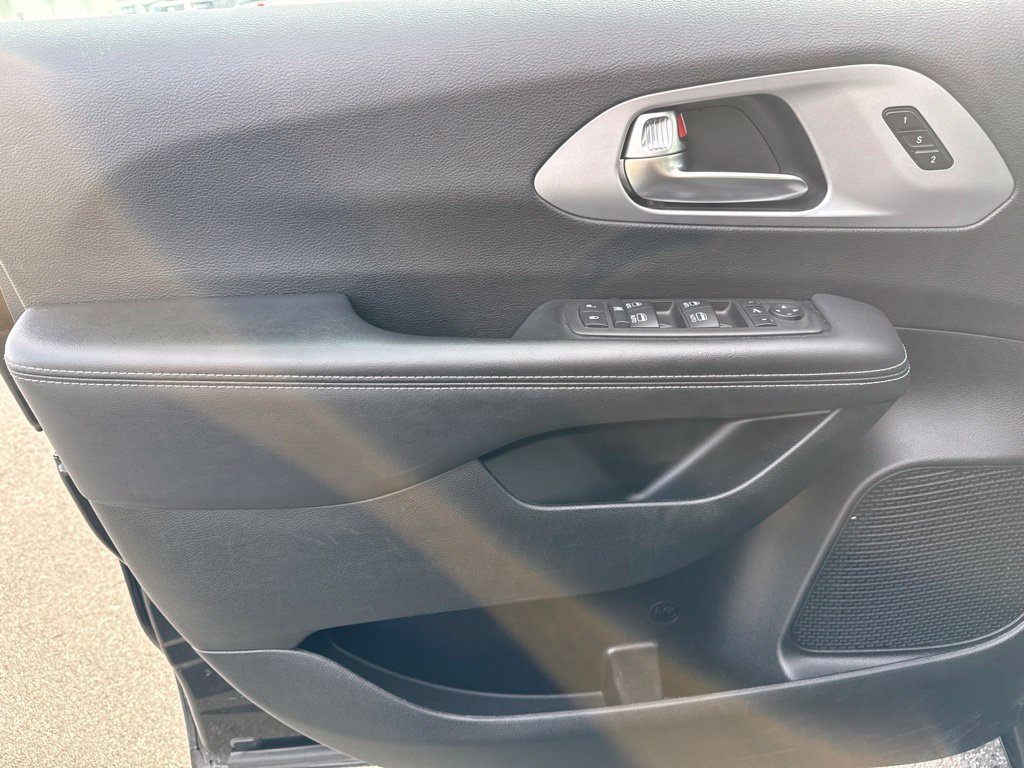 Used 2025 Chrysler Pacifica Limited FWD image 27
