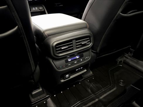 Used 2025 Honda Pilot TrailSport image 34