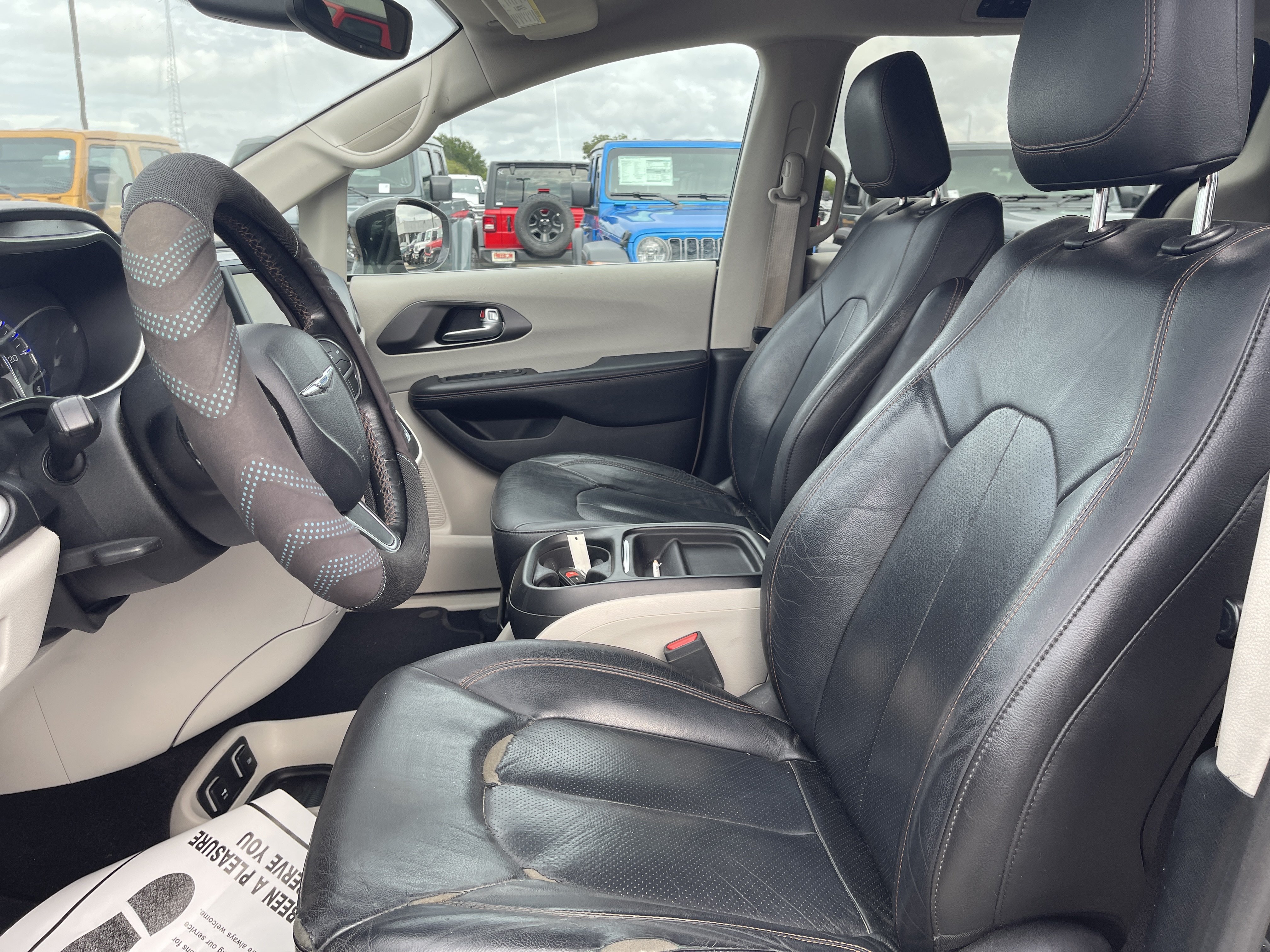 Used 2020 Chrysler Pacifica Touring-L w/ Tire & Wheel Group FWD image 16