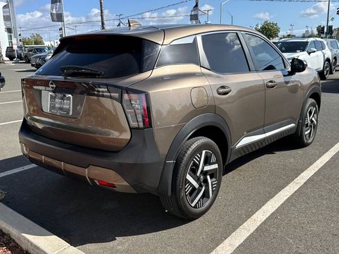 Used 2025 Nissan Kicks SV FWD image 5