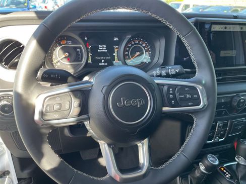 Used 2025 Jeep Wrangler Sahara image 27