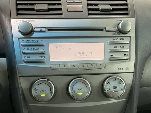 Used 2011 Toyota Camry LE FWD image 13