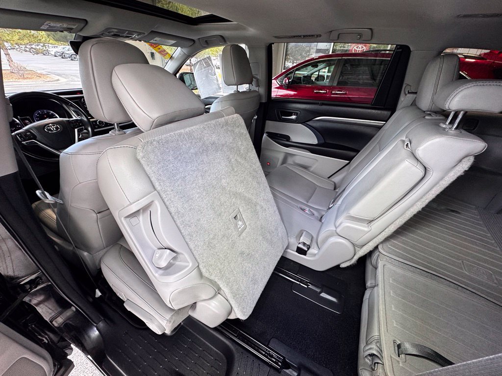 Used 2017 Toyota Highlander Limited AWD/4WD image 41