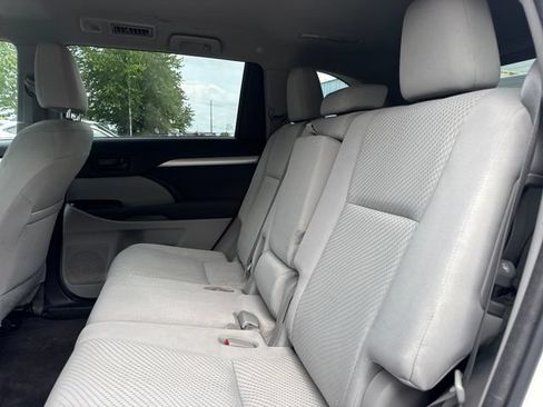 Used 2015 Toyota Highlander LE FWD image 11