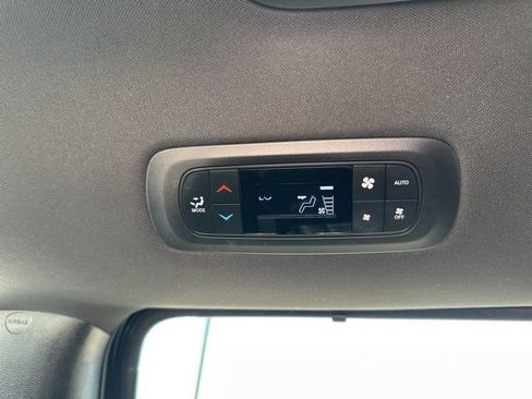 Used 2025 Chrysler Pacifica Select FWD image 33