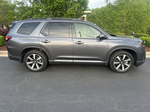 Used 2025 Honda Pilot Touring image 2