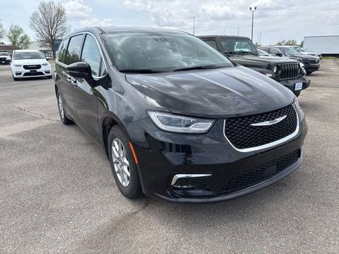 Used 2024 Chrysler Pacifica Touring-L FWD image 6
