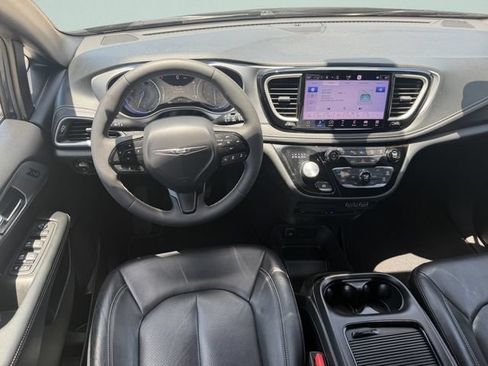 Used 2022 Chrysler Pacifica Touring-L w/ Uconnect Theater Family Group AWD/4WD image 17