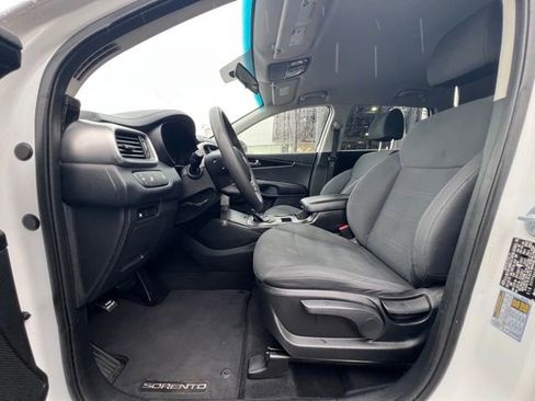 Used 2019 Kia Sorento LX image 16