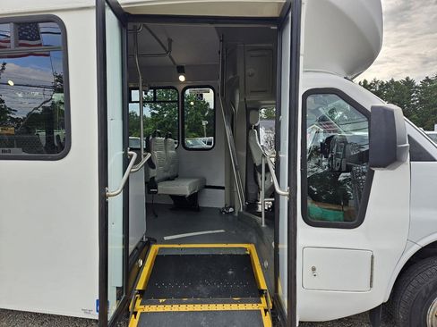 Used 2018 Chevrolet Express 4500 w/ Shuttle Bus Package RWD image 11