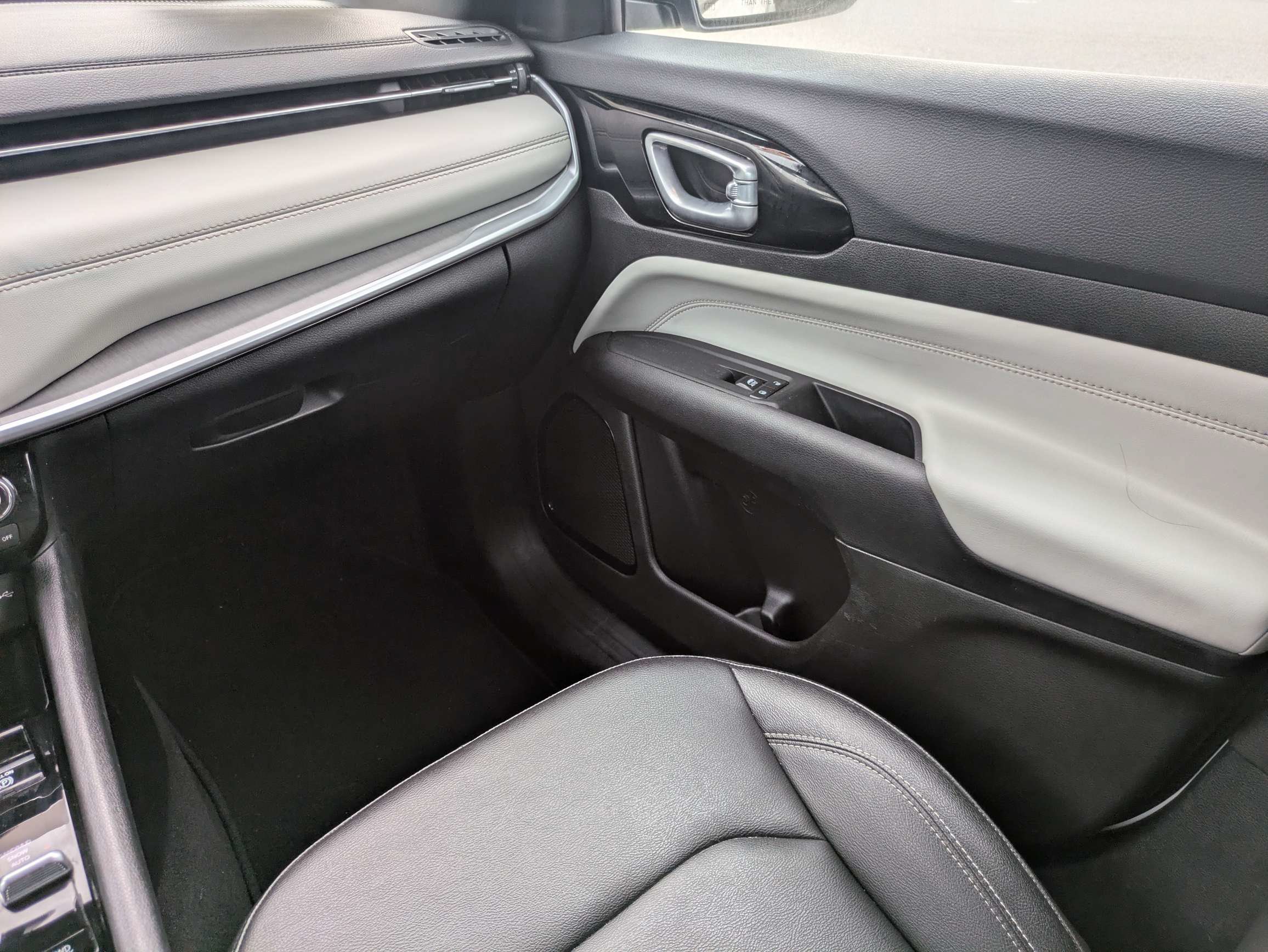 Used 2025 Jeep Compass Limited AWD/4WD image 19