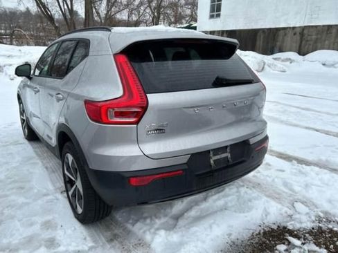 Used 2023 Volvo XC40 B5 Plus w/ Climate Package image 3