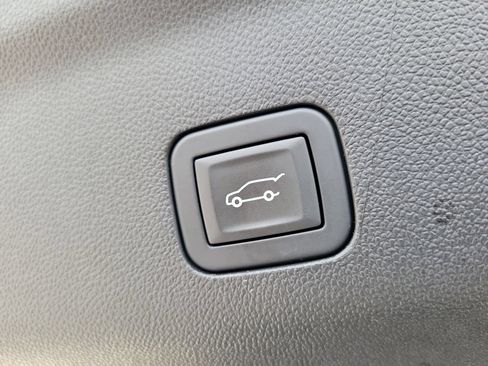 Used 2025 Chevrolet Suburban Premier AWD/4WD image 8