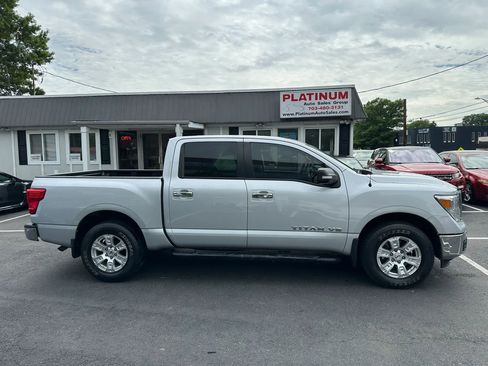 Used 2018 Nissan Titan SV AWD/4WD image 4