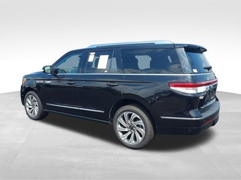 Used 2024 Lincoln Navigator Reserve AWD/4WD image 3