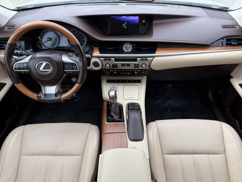 Used 2017 Lexus ES 300h w/ Luxury Package FWD image 21