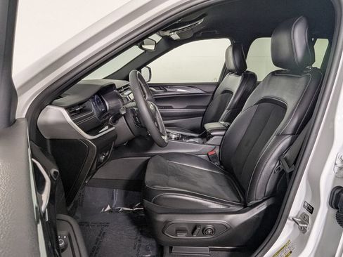 Used 2023 Jeep Grand Cherokee Altitude RWD image 14