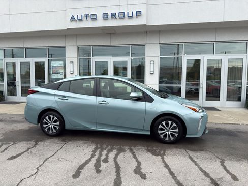 Used 2019 Toyota Prius LE AWD/4WD image 2