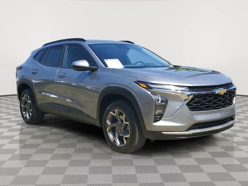 Used 2025 Chevrolet Trax LT w/ LT Convenience Package image 3