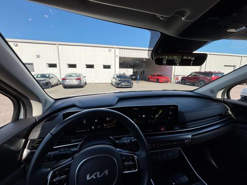 Used 2026 Kia Carnival FWD image 36