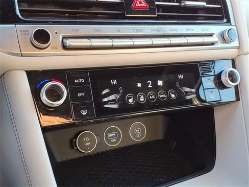 Used 2025 Genesis G70 2.5T image 13