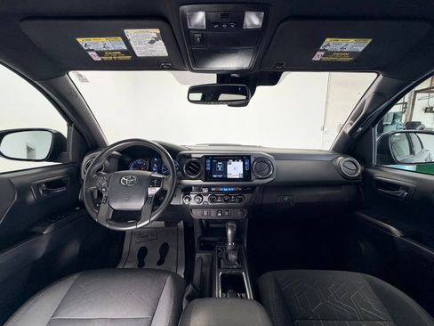 Used 2018 Toyota Tacoma TRD Sport AWD/4WD image 9