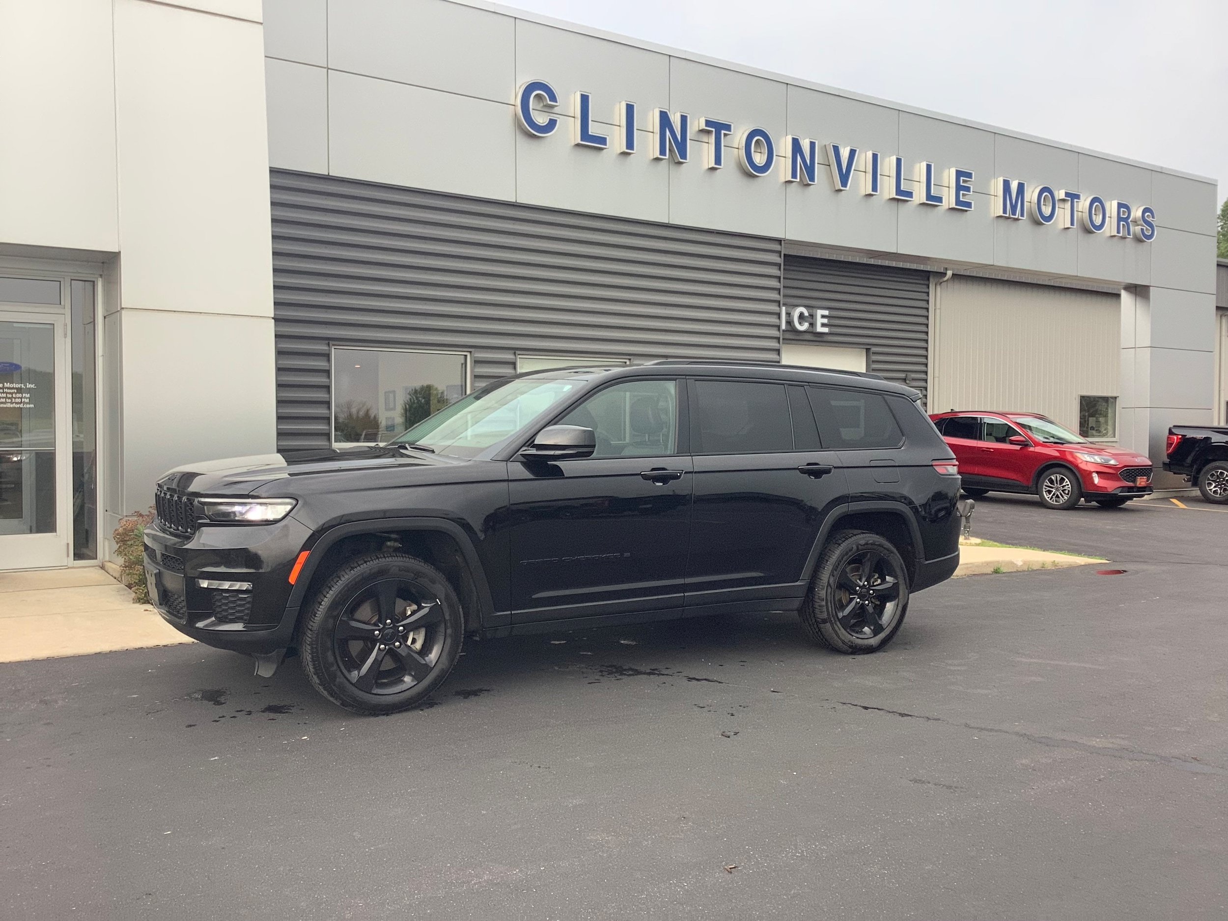 Used 2023 Jeep Grand Cherokee L Limited w/ Black Appearance Package AWD/4WD image 1