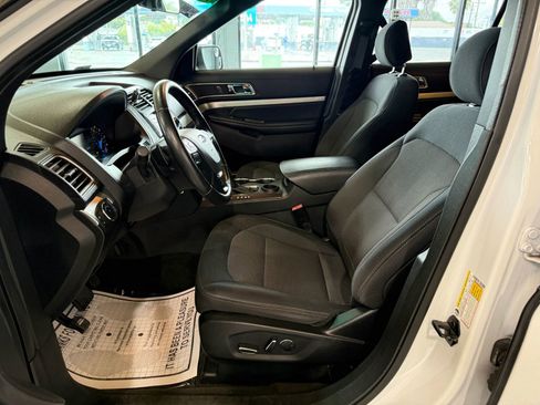 Used 2017 Ford Explorer XLT FWD image 9
