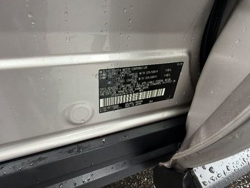 Used 2021 Toyota Venza XLE w/ Carpet Mat Package (TMS) image 33