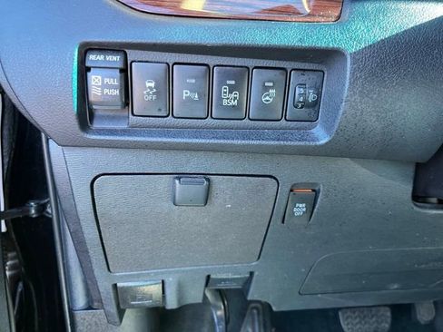 Used 2017 Toyota Sienna Limited Premium image 16