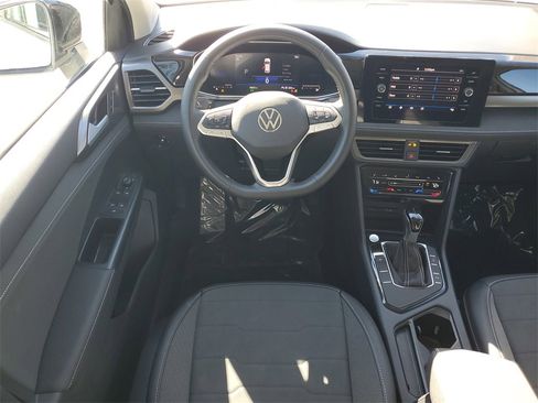 Certified 2025 Volkswagen Taos SE image 15