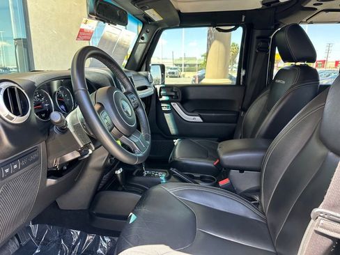 Used 2017 Jeep Wrangler Unlimited Rubicon w/ Cold Weather Group AWD/4WD image 14