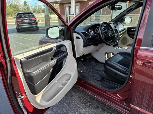 Used 2019 Dodge Grand Caravan SXT image 2